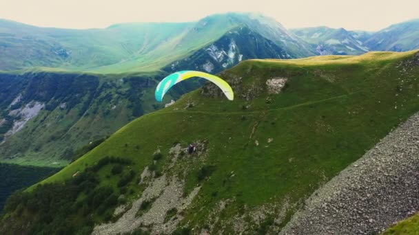 Paralotniarstwo Górach Kazbegi Gruzji Lot Spadochronem Terenach Górskich — Wideo stockowe