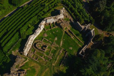 Gürcistan 'ın Tsikhisdziri kentindeki Petra kalesi. Adjara 'da Kobuleti' de şelale bahçesi olan bir kale. Gürcistan 'da Karadeniz kıyısında terk edilmiş bir limonata.