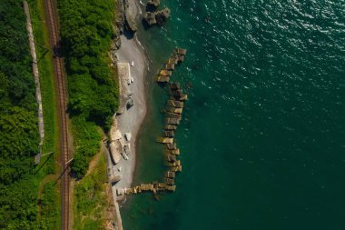 Kobuleti 'deki vahşi sahilde dalgalar. Gürcistan 'daki Karadeniz üzerinde Batumi' de taştan dalgalı sulara sahip kıyı ve deniz insansız hava aracı görüşü. Rocky plajı ve deniz manzarası yukarıdan.