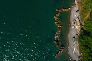 Kobuleti 'deki vahşi sahilde dalgalar. Gürcistan 'daki Karadeniz üzerinde Batumi' de taştan dalgalı sulara sahip kıyı ve deniz insansız hava aracı görüşü. Rocky plajı ve deniz manzarası yukarıdan.