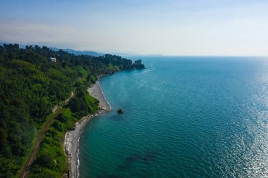 Kobuleti 'deki vahşi sahile yakın demiryolu. Gürcistan 'ın Karadeniz kıyısındaki Batumi kıyı şeridi boyunca uzanan demiryolu insansız hava aracı manzaralı. Georgia 'da Adjara Sahili