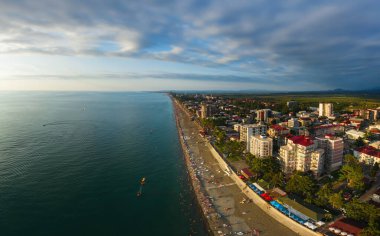 Gürcistan 'daki Kobuleti kıyılarının Panorama hava manzarası. Adjara 'daki sahilin Karadeniz manzarası