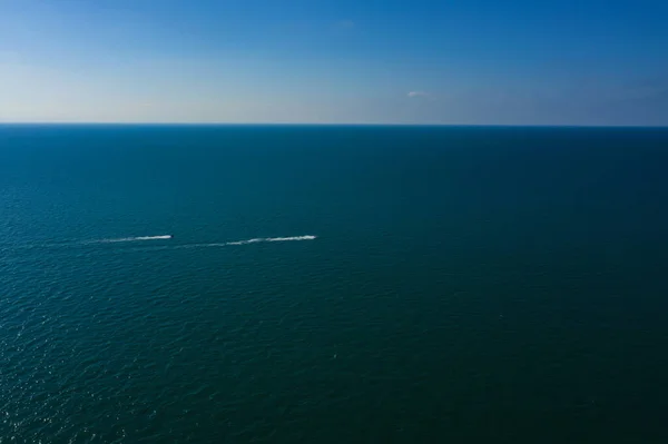 Лодка Поверхности Воды Вид Сверху След Моторной Лодки Плывущей Черному — стоковое фото
