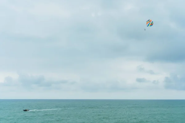 Parasailing Una Atracción Acuática Extrema Playa Vuelo Paracaídas Sobre Mar —  Fotos de Stock
