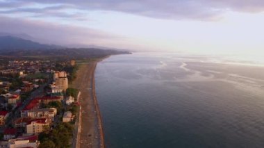 Georgia 'daki Kobuleti plajının panorama hava manzarası. Çakıl taşı şehir plajı ve yukarıdan Karadeniz manzarası. Deniz ve kıyıdan bir parça