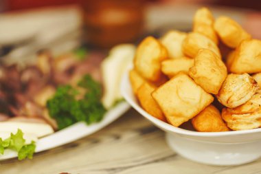 Baursak ulusal bir Kazak ekmek ürünüdür. Nauryz bayramında geleneksel Orta Asya yemekleri.