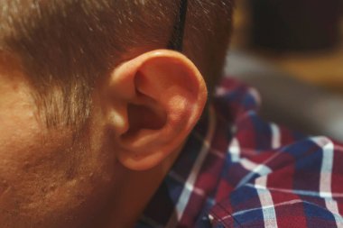 Adamın kulağı yuvarlak. Kulak sarkıtı yakın plan. Gözlük tutuculu kulaklar.