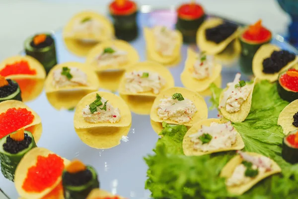 Petites Collations Canapés Sur Table Fête Snacks Dans Restaurant Buffet — Photo