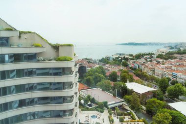 İstanbul 'un Beşiktaş ilçesinin panorama manzarası havadan kuş bakışı. Konrad İstanbul Boğazı Oteli 'nin penceresinden görüntü.