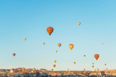 Bulutsuz mavi gökyüzünün arka planında balonlar. Türkiye 'de Kapadokya' da gökyüzünde balonlar. Gökyüzünde uçuşan küçük hava toplarının dokusu