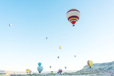 Bulutsuz mavi gökyüzünün arka planında balonlar. Türkiye 'de Kapadokya' da gökyüzünde balonlar. Gökyüzünde uçuşan küçük hava toplarının dokusu