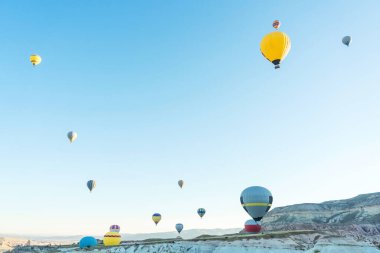 Bulutsuz mavi gökyüzünün arka planında balonlar. Türkiye 'de Kapadokya' da gökyüzünde balonlar. Gökyüzünde uçuşan küçük hava toplarının dokusu