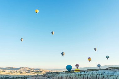 Bulutsuz mavi gökyüzünün arka planında balonlar. Türkiye 'de Kapadokya' da gökyüzünde balonlar. Gökyüzünde uçuşan küçük hava toplarının dokusu