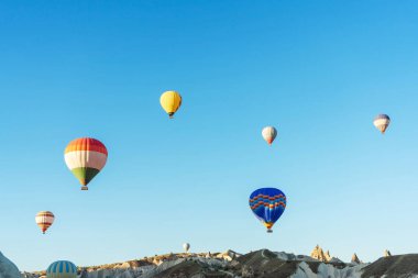 Bulutsuz mavi gökyüzünün arka planında balonlar. Türkiye 'de Kapadokya' da gökyüzünde balonlar. Gökyüzünde uçuşan küçük hava toplarının dokusu