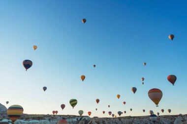 Bulutsuz mavi gökyüzünün arka planında balonlar. Türkiye 'de Kapadokya' da gökyüzünde balonlar. Gökyüzünde uçuşan küçük hava toplarının dokusu
