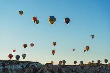 Bulutsuz mavi gökyüzünün arka planında balonlar. Türkiye 'de Kapadokya' da gökyüzünde balonlar. Gökyüzünde uçuşan küçük hava toplarının dokusu