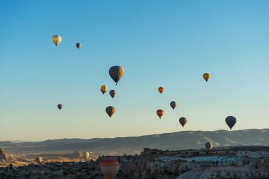 Bulutsuz mavi gökyüzünün arka planında balonlar. Türkiye 'de Kapadokya' da gökyüzünde balonlar. Gökyüzünde uçuşan küçük hava toplarının dokusu