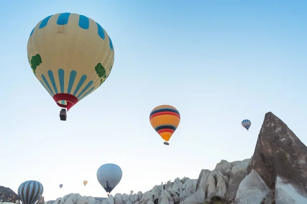 Balony Nad Tufowymi Domami Dolinie Kapadocji Balony Niebie Kapadocji Turcji — Zdjęcie stockowe