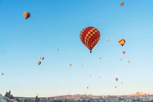 Luftballons Über Tuffsteinhäusern Einem Tal Kappadokien Luftballons Himmel Kappadokien Der — Stockfoto