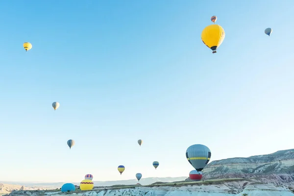Bulutsuz Mavi Gökyüzünün Arka Planında Balonlar Türkiye Kapadokya Gökyüzünde Balonlar — Stok fotoğraf