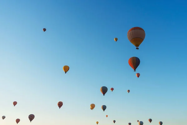Μπαλόνια Στο Φόντο Ενός Γαλάζιου Ουρανού Χωρίς Σύννεφα Μπαλόνια Στον — Φωτογραφία Αρχείου