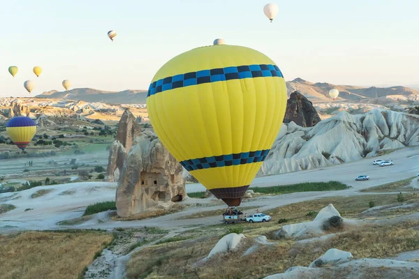 Completion Balloon Flight Balloon Landing Cappadocia Turkey Yellow Balloon Landing — Zdjęcie stockowe