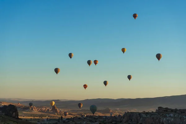 Luftballons Über Tuffsteinhäusern Einem Tal Kappadokien Luftballons Himmel Kappadokien Der — Stockfoto