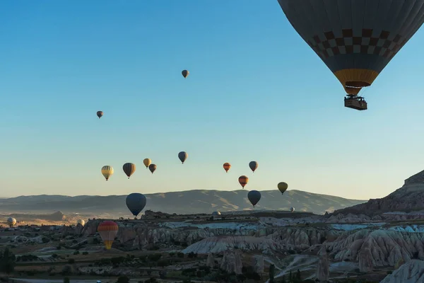 Μπαλόνια Πάνω Από Πλακόστρωτα Σπίτια Μια Κοιλάδα Στην Καππαδοκία Μπαλόνια — Φωτογραφία Αρχείου