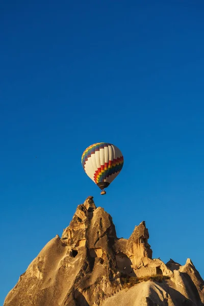 Balony Nad Tufowymi Domami Dolinie Kapadocji Balony Niebie Kapadocji Turcji — Zdjęcie stockowe