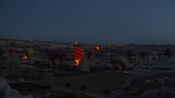 Cappadocia トルコ 2019年3月 トルコのカッパドキアのゴレ渓谷上空で夜明けまでの日の出前の飛行の開始ドローンビュー — ストック動画