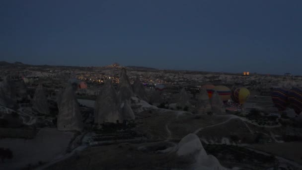 2019年3月3日 土耳其 Cappadocia 黎明前起飞的气球在土耳其无人驾驶飞机俯瞰的卡帕多西亚Goreme山谷上空盘旋 — 图库视频影像