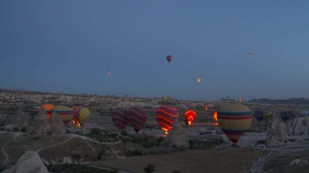 Cappadocia トルコ 2019年3月 トルコのカッパドキアのゴレ渓谷上空で夜明けまでの日の出前の飛行の開始ドローンビュー — ストック動画