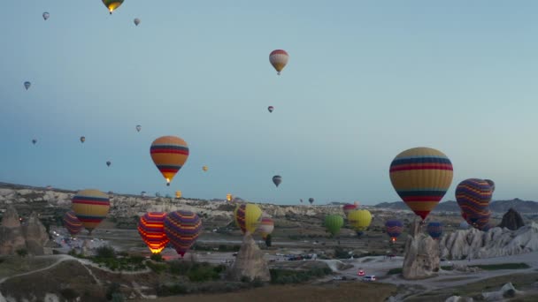 2019年3月3日 土耳其 Cappadocia 黎明前起飞的气球在土耳其无人驾驶飞机俯瞰的卡帕多西亚Goreme山谷上空盘旋 — 图库视频影像