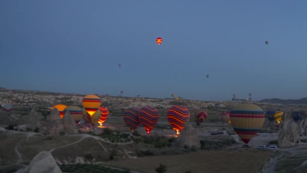 Cappadocia トルコ 2019年3月 トルコのカッパドキアのゴレ渓谷上空で夜明けまでの日の出前の飛行の開始ドローンビュー — ストック動画