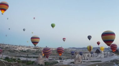 CAPPADOCIA, TURKEY - 08 03 2019: Kapadokya 'daki Goreme Vadisi' nde balonların havalanmasının başlangıcı