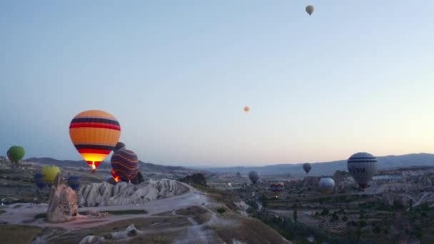 Cappadocia Turquía 2019 Comienzo Del Despegue Globos Sobre Valle Goreme — Vídeo de stock