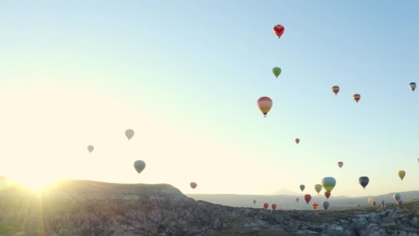 土耳其Cappadocia Turkey 2019 飞行气球飞越土耳其无人驾驶飞机俯瞰的卡帕多西亚戈雷梅山谷 — 图库视频影像