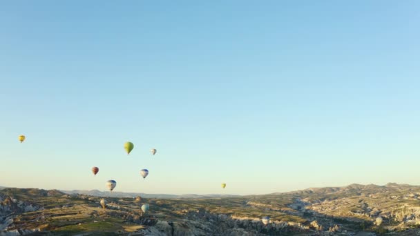 土耳其Cappadocia Turkey 2019 飞行气球飞越土耳其无人驾驶飞机俯瞰的卡帕多西亚戈雷梅山谷 — 图库视频影像