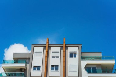 Mavi gökyüzüne karşı yeni bir apartman. Türkiye 'de Alanya' da bir evin üst katları