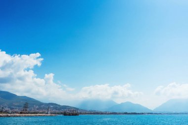 Türkiye 'nin Alanya kentindeki marina ve deniz fenerinin panoramik manzarası. Alanya 'da ortaçağ turizm gemileri