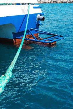 Feribottaki harici motor. Feribotun sudaki mekanizması.