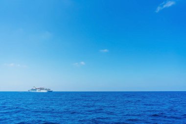 Denizde büyük beyaz bir yolcu gemisi. Türkiye 'de Akdeniz' e giden yolcu gemisi güneşli bir yaz gününde