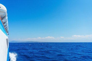 Feribottan mavi deniz manzarası. Türkiye 'de Akdeniz güneşli bir yaz gününde