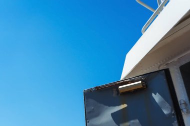 Bir deniz gemisinin kapısında eski kırık bir kapı. Güvertenin kapağını aç.