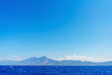 Akdeniz 'den Türk kıyı manzarası. Arka planda deniz ve dağlar. Güzel deniz manzarası arkaplanı