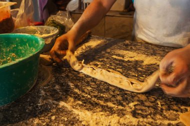 Türkiye 'de kapalı turta pidesi pişirmek. Geleneksel şekersiz Türk turtası. Erkek aşçı turta pişirir. Pizzacı elleri kapar.