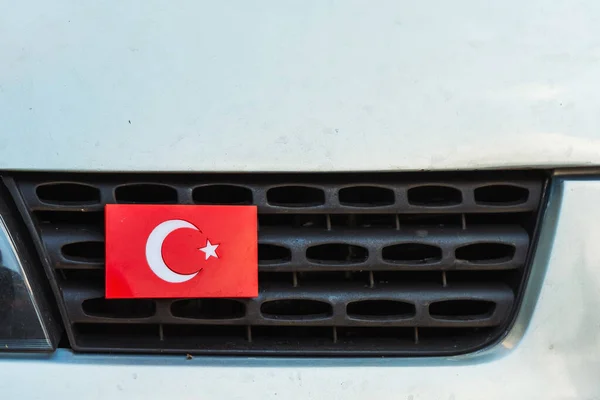 Malá Turecká Vlajka Mřížce Chladiče Auta Turecký Patriotismus Podrobně — Stock fotografie