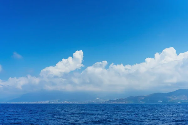 Vista Costa Antalya Barco Para Mar Mediterrâneo Turquia Dia Ensolarado — Fotografia de Stock
