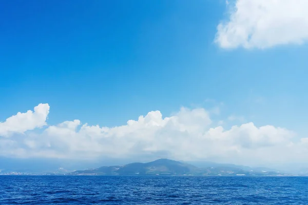 Vista Costa Antalya Barco Para Mar Mediterrâneo Turquia Dia Ensolarado — Fotografia de Stock