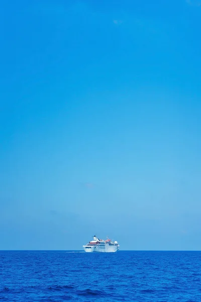 Wielki Biały Statek Pasażerski Morzu Liniowiec Morza Śródziemnego Turcji Słoneczny — Zdjęcie stockowe